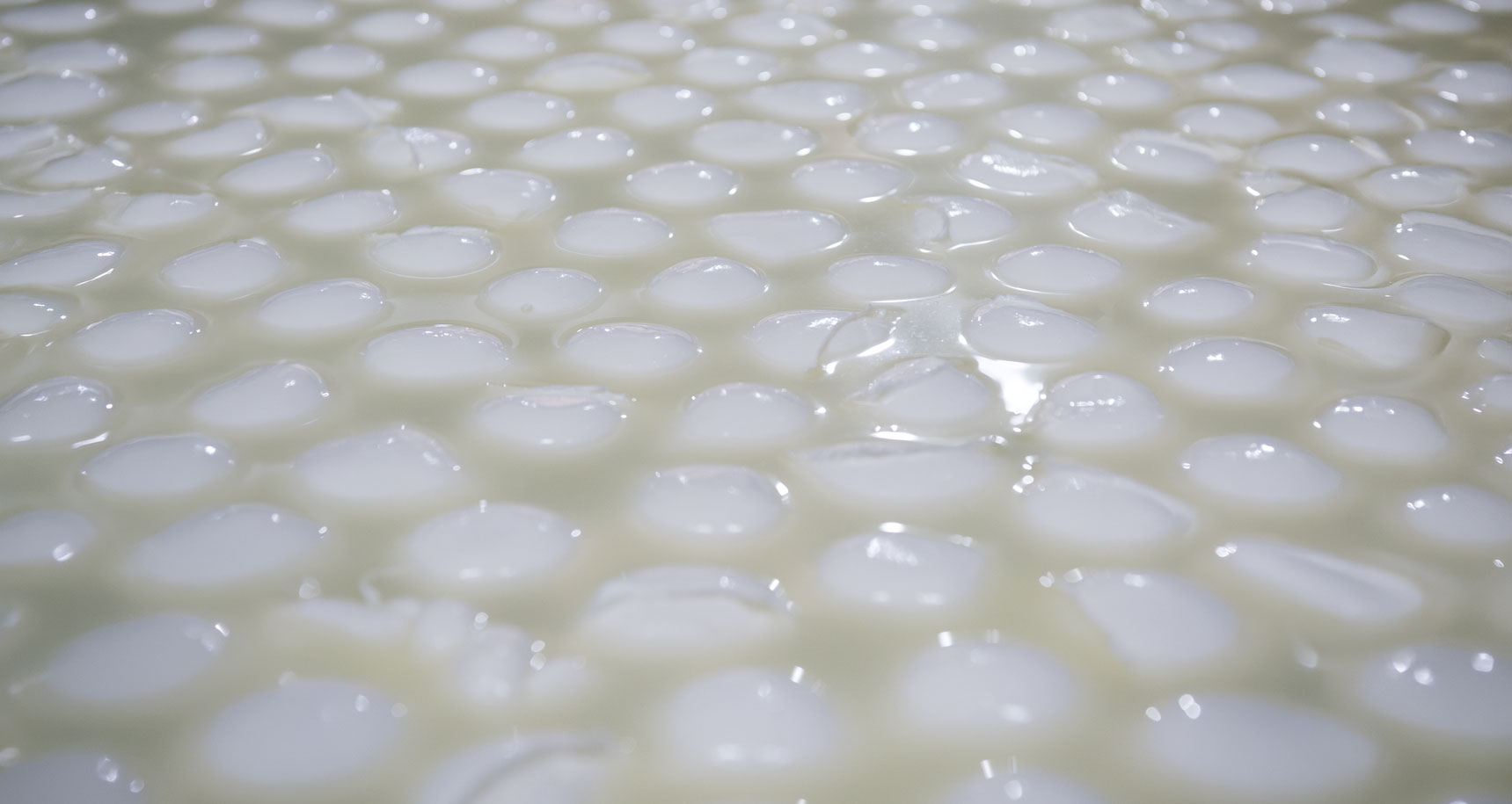 Mani che impastano mozzarella di Bufala